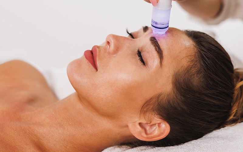 LED light facial Pre Made Facials – Super Glow Hydra Treatment in Brampton, designed to hydrate, brighten, and revitalize the skin for a glowing complexion.